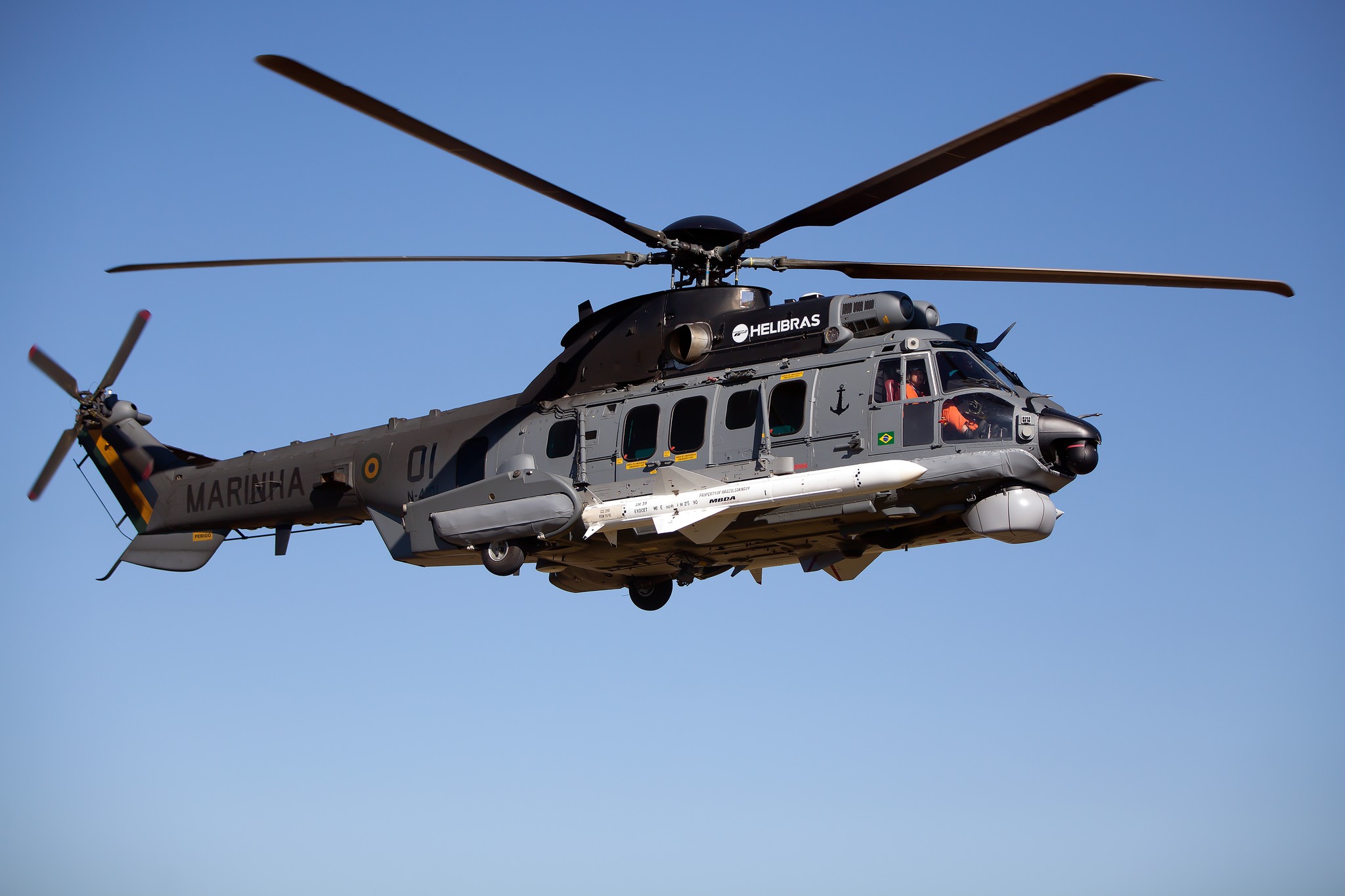 FAB E MARINHA RECEBEM HELICÓPTERO DA HELIBRAS